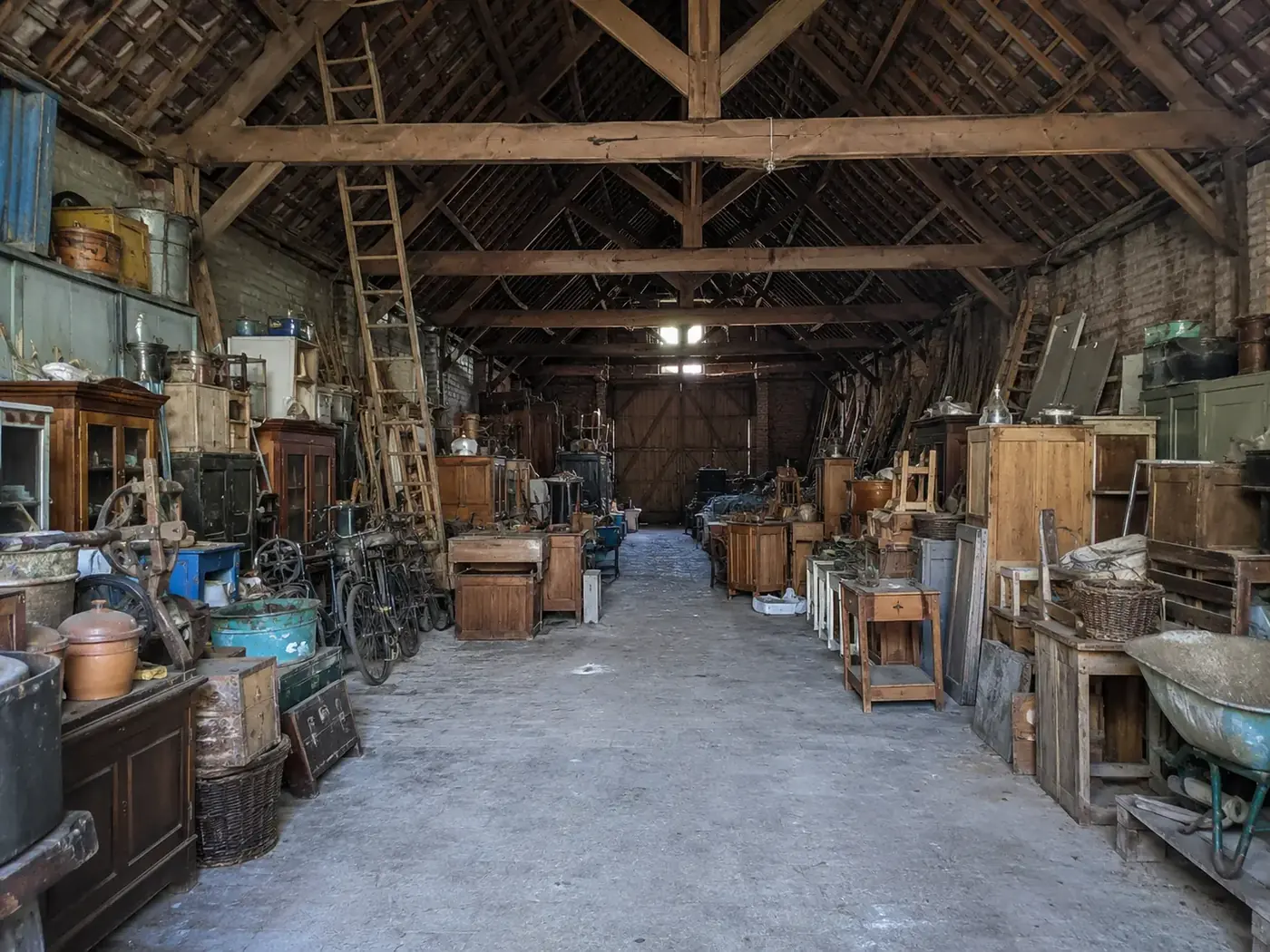 Volle schuur met oude meubels, gereedschap en opslag voor het leeghalen