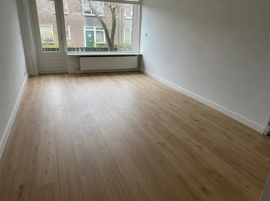 Jarenlang tapijt eruit, warme eikenvloer erin – na het leggen van de laminaatvloer in Rijtjeswoning in de Oosterparkbuurt, Groningen