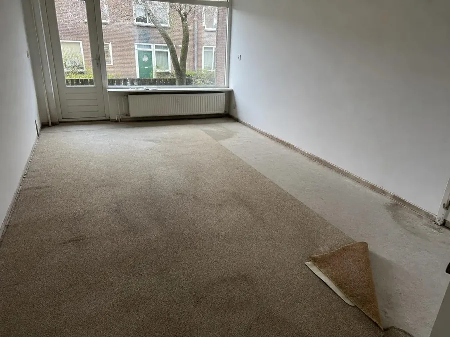 Jarenlang tapijt eruit, warme eikenvloer erin – voor het leggen van de laminaatvloer in Rijtjeswoning in de Oosterparkbuurt, Groningen