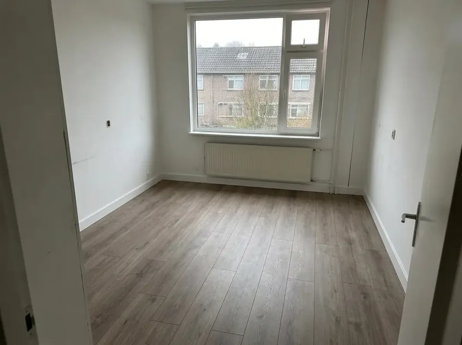 Van kale betonvloer naar een slaapkamer om in te wonen – na het leggen van de laminaatvloer in Appartement in Groningen-Zuid