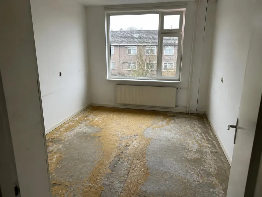 Van kale betonvloer naar een slaapkamer om in te wonen – voor het leggen van de laminaatvloer in Appartement in Groningen-Zuid