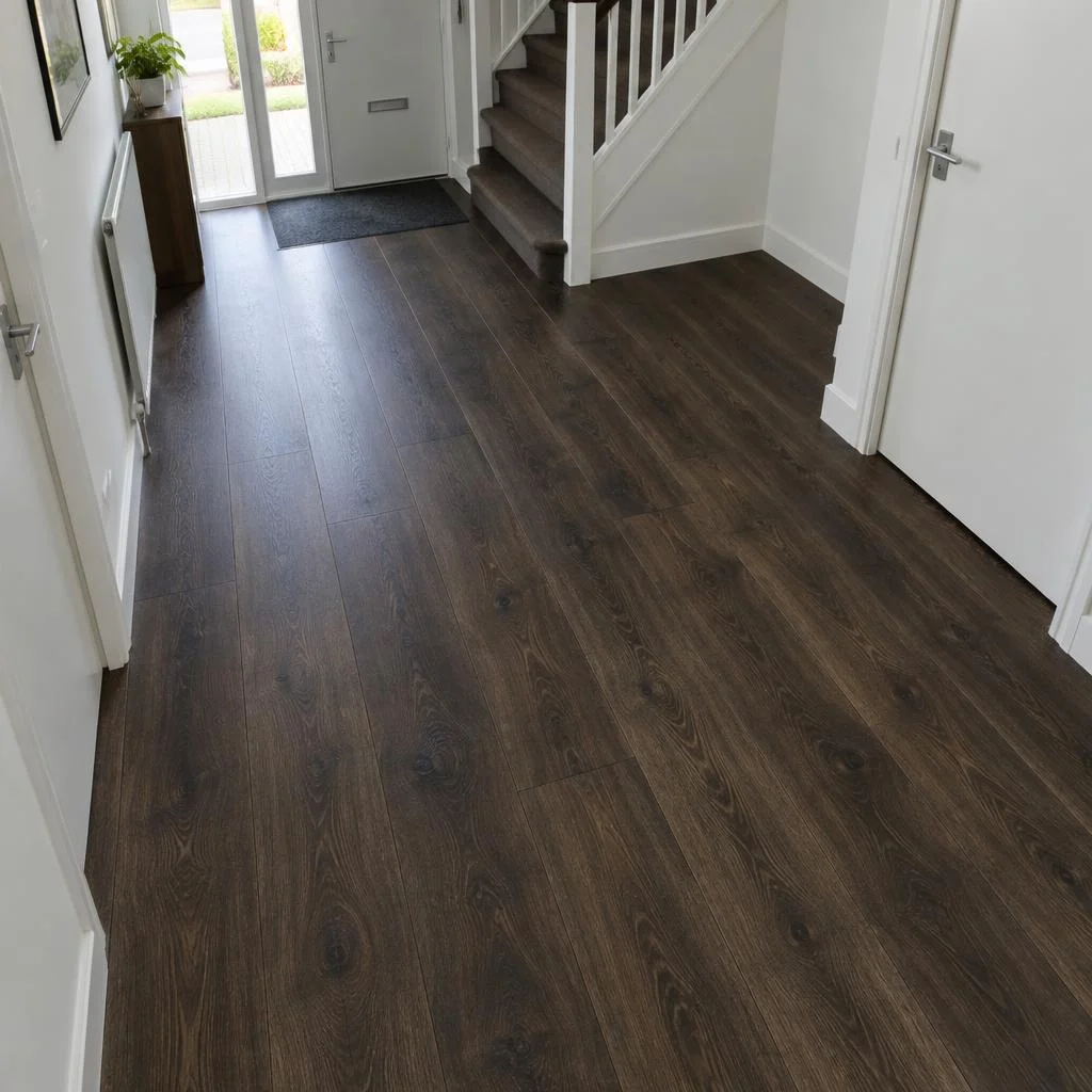 Donker eiken pvc-planken in een hal naast een trap