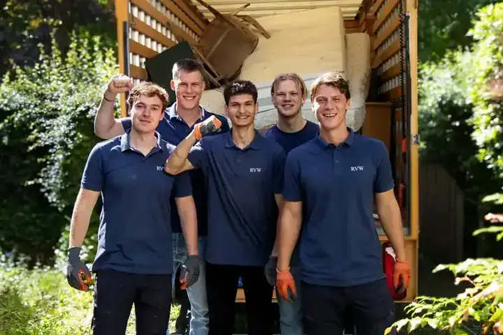 Inboedel wordt zorgvuldig ingepakt tijdens een woningontruiming